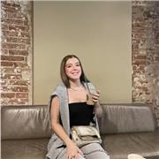 Me defino una persona con mucha paciencia y llena de empatía a la cual le gusta acompañar a gente y ayudarles con lo que pueda.